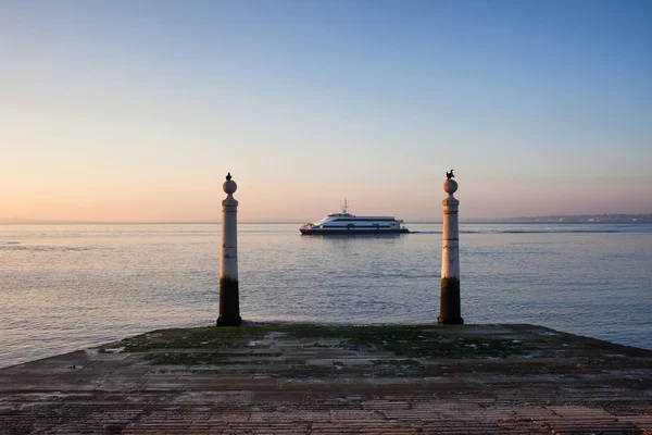 Kolommen pier en Taag rivier bij zonsopgang in Lissabon — Stockfoto