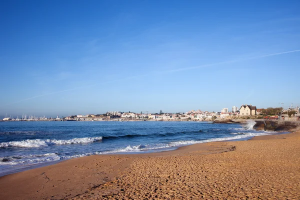 Піщаний пляж в cascais в Португалії — стокове фото