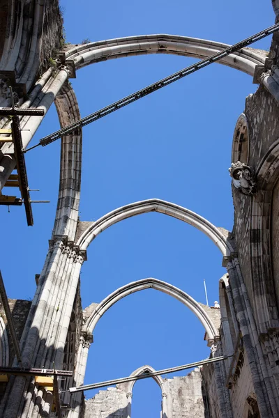 Готические арки в руинах монастыря Кармо в Лиссабоне — стоковое фото