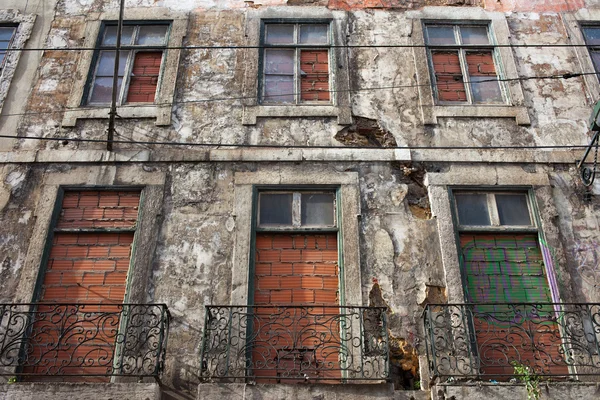 老年的建筑用砖头覆盖 windows — 图库照片