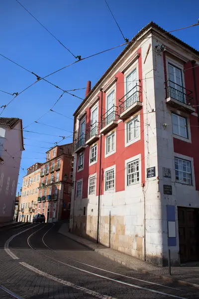 Дома в районе Алфама Лиссабона — стоковое фото