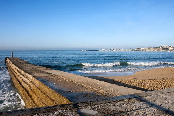 Pier and Beach by the Atlantic Ocean in Cascais — Stock Photo, Image