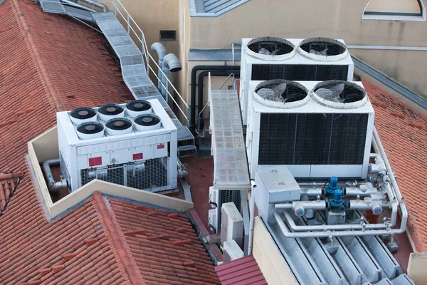 Sistemas de ar condicionado em um telhado de edifício — Fotografia de Stock