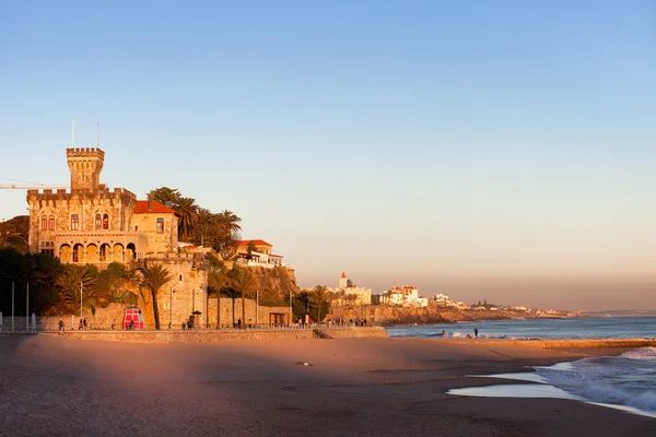 Stranden Tamariz i estoril i solnedgången — Stockfoto