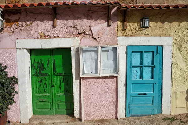 Παλιό σπίτι πόρτες στη Λισαβόνα — Φωτογραφία Αρχείου