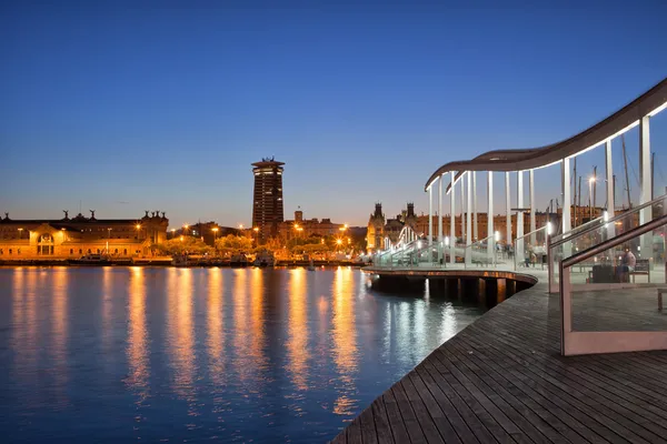 Rambla del mar promenade in barcelona's nachts — Stockfoto