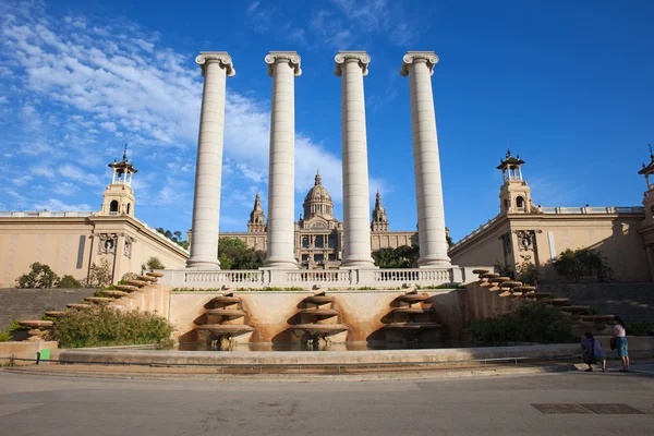 Ionische kolommen en nationale Kunstmuseum van Catalonië — Stockfoto