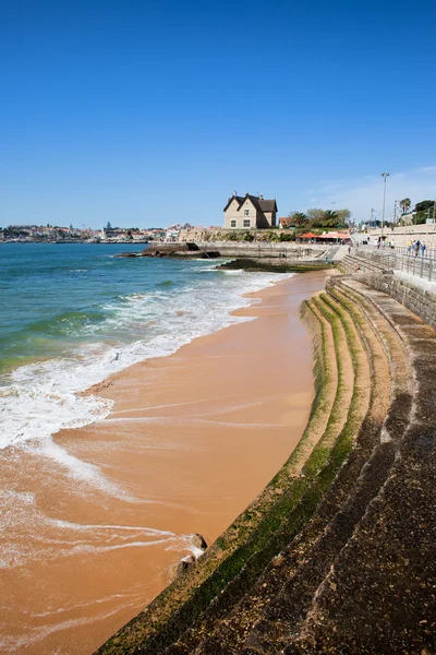 Strand en zee waterkant in cascais — Stockfoto