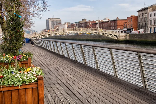 Rzeka liffey promenady w Dublinie — Zdjęcie stockowe