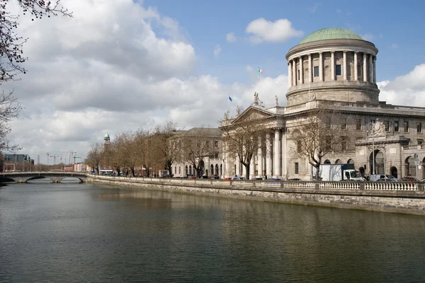 Vier Courts und River Liffey in Dublin — Stockfoto