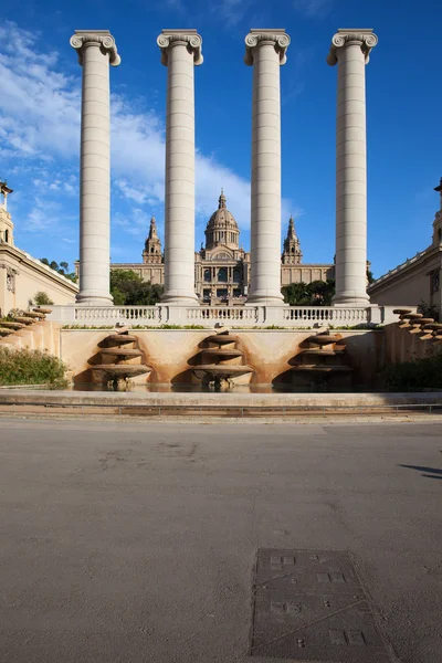 Colonne ioniche e Museo Nazionale d'Arte della Catalogna — Foto Stock