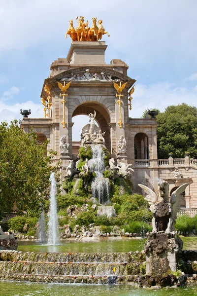 Каскада в парке Parc de la Ciutadella в Барселоне — стоковое фото