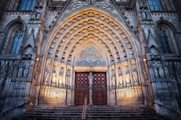 Entrada a la Catedral de Barcelona de noche — Foto de Stock