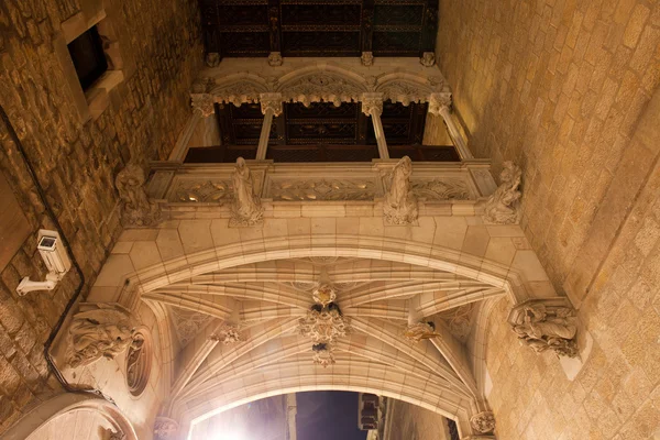 Carrer del Bisbe Bridge in Barcelona — Stock Photo, Image