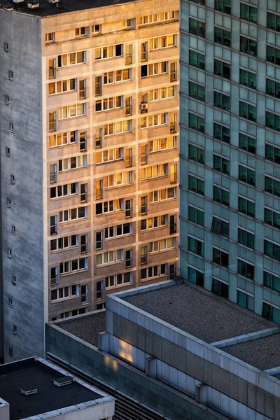 Puesta Sol Centro Ciudad Con Edificio Apartamentos Bloque Torre Residencial —  Fotos de Stock