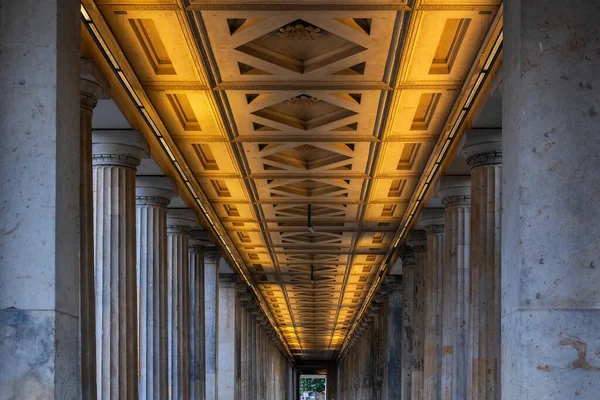 Berlin Almanya Colonnade Sütunları Alacakaranlıkta Müze Adası Nın Aydınlık Tavanı — Stok fotoğraf