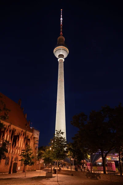 Fernsehturm Television Tower Φωτίζεται Νύχτα Στην Πόλη Του Βερολίνου Γερμανία — Φωτογραφία Αρχείου