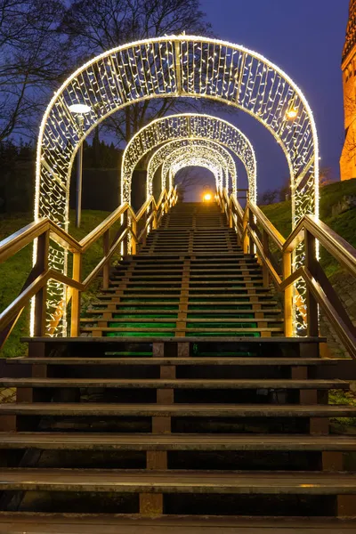 Iluminación Vacaciones Por Noche Una Ladera Con Largas Escaleras Madera — Foto de Stock