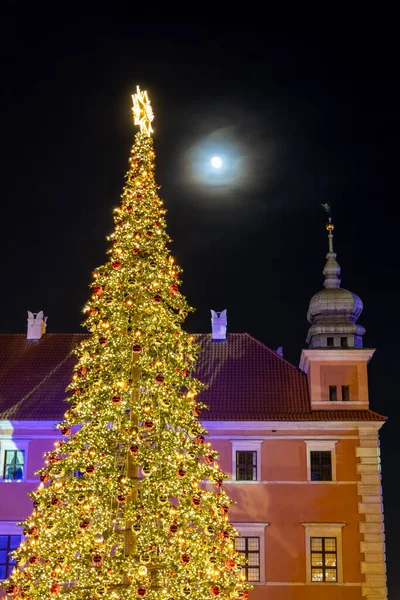 Semesternatt Med Julgransljus Kungliga Slottet Och Månen Warszawa Polen — Stockfoto