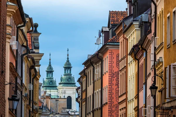 Polonya Nın Varşova Kentindeki Tarihi Eski Kasaba Evleri Kilise Kuleleri — Stok fotoğraf