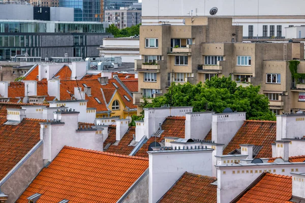 赤いタイル張りの屋根と白い煙突の家やアパートの建物 ポーランドのワルシャワ市内中心部の住宅建築 — ストック写真