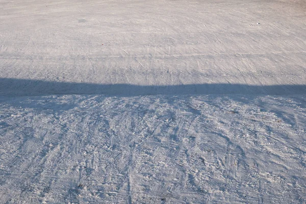 冬の斜面の背景 雪の丘のビューの上に覆われた地面 — ストック写真
