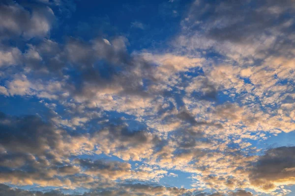 Himmel Bedeckt Mit Wolken Bei Sonnenuntergang Hintergrund Der Natur — Stockfoto