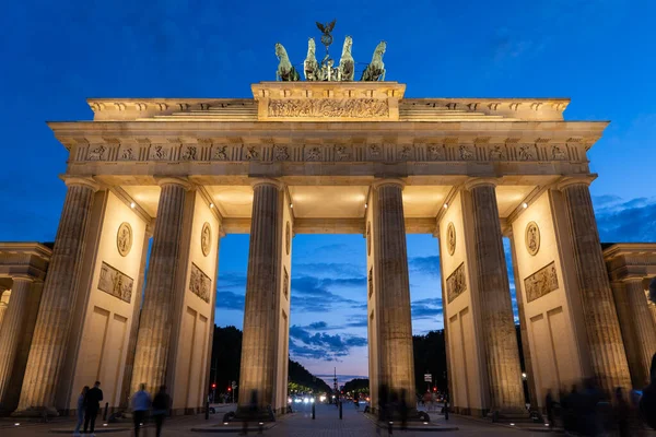Braniborská Brána Osvětlená Noci Berlíně Německo Neoklasicistní Památka Kvadrigou Vrcholu — Stock fotografie