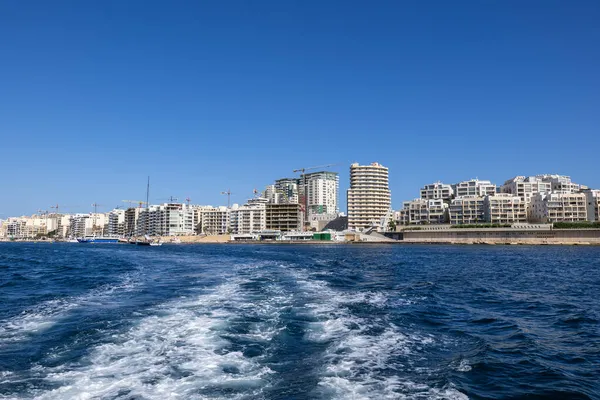 Sliema Città Skyline Malta Tracce Acqua Traghetto Nel Porto Marsamxett — Foto Stock