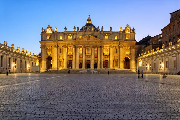 Szent Péter Pápai Bazilika Alkonyatkor Vatikánvárosban Kilátás Szent Péter Térre — Stock Fotó