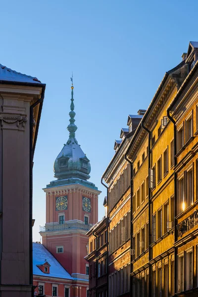 Naplemente Lengyelországi Varsó Óvárosában Történelmi Bérházak Királyi Kastély Óratorony — Stock Fotó