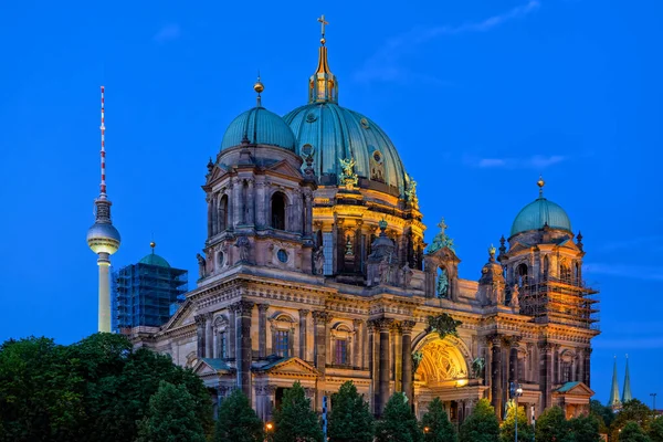 柏林大教堂 Berliner Dom 巴洛克教堂和电视塔 夜间在德国柏林照明 — 图库照片