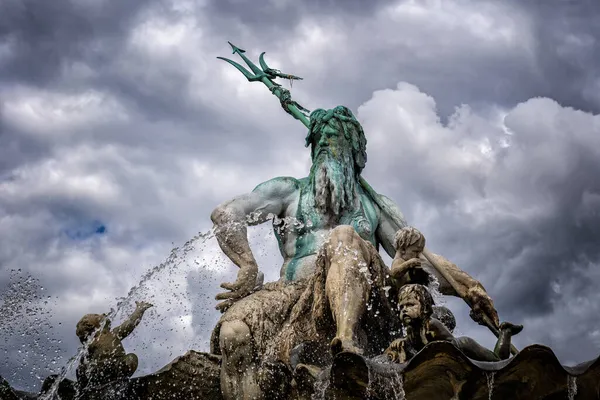 Fontaine Neptune Contre Ciel Nuageux Berlin Allemagne Dans Mythologie Romaine — Photo