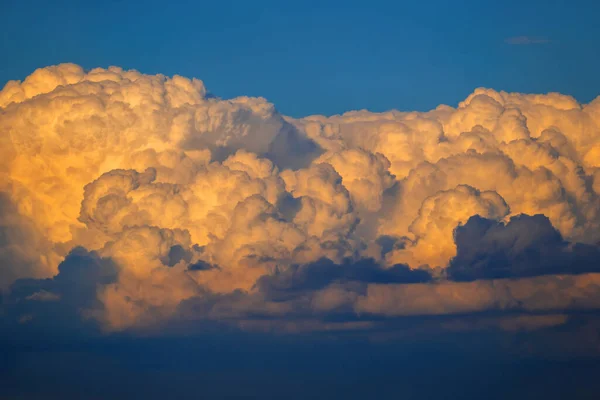 Himmel Mit Stürmischer Cumulonimbus Wolke Bei Sonnenuntergang Natürlicher Hintergrund — Stockfoto