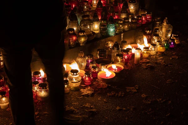 Ember Sziluett Mellett Gyertyafény Éjszaka Temetőben All Saints Day Keresztény — Stock Fotó