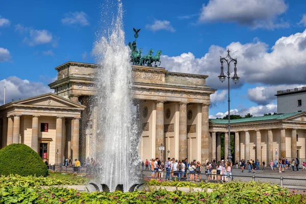 Берлин Германия Августа 2021 Года Бранденбургские Ворота Фонтан Паризерной Площади — стоковое фото