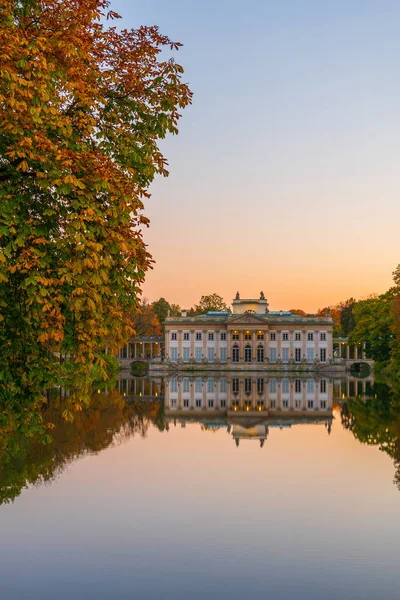 パステル色の夕暮れロイヤルLazienki公園ポーランドのワルシャワ市の島の宮殿と — ストック写真
