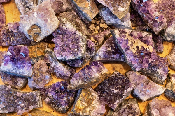 Piedras Semipreciosas Amatista Brasileña Variedad Morada Violeta Cuarzo Mineral Duro — Foto de Stock