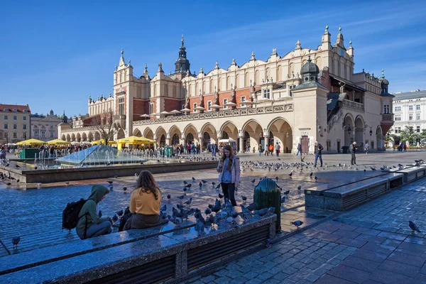 Cracóvia Cracóvia Polônia Setembro 2018 Pessoas Pombos Praça Principal Mercado — Fotografia de Stock