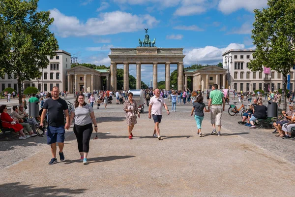 Берлин Германия Августа 2021 Года Люди Паризерной Площади Видом Бранденбургские — стоковое фото