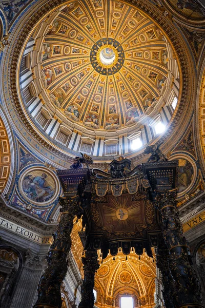Watykan Rzym Włochy Sierpnia 2020 Bazylika Piotra Wnętrzu Baldachimem Berniniego — Zdjęcie stockowe