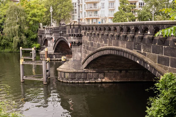 Most Moabiter Nad Rzeką Szprewą Berlinie Niemcy Kamienny Most Łukowy — Zdjęcie stockowe