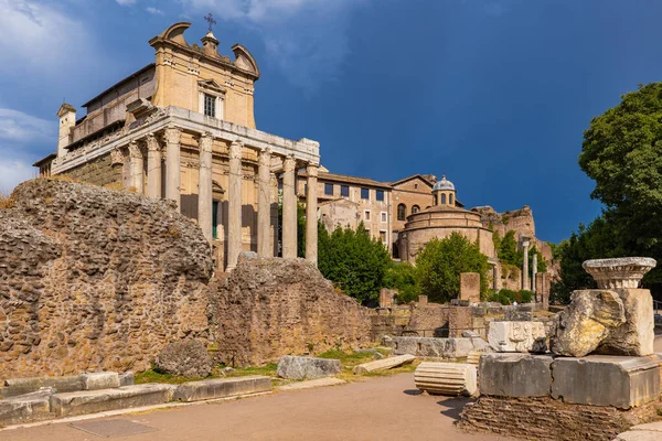 イタリアのローマで古代ローマのフォーラム 左側のミランダ教会のアントニヌスとファウスティナとサン ロレンツォの神殿 — ストック写真