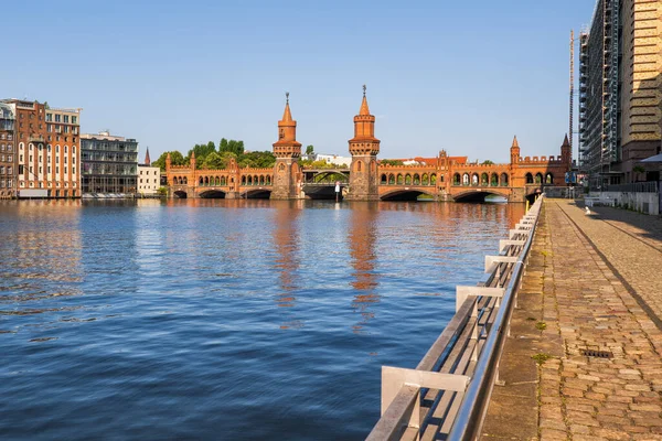 Spree Folyó Sétány Oberbaum Hídra Oberbaumbrucke Berlin Németország — Stock Fotó