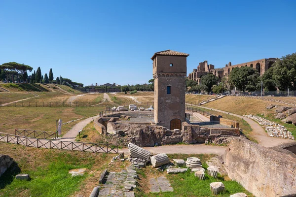 サーカス マクシムス Circo Massimo 古代のスタジアム遺跡とイタリアのローマのモレッタの中世の塔 — ストック写真