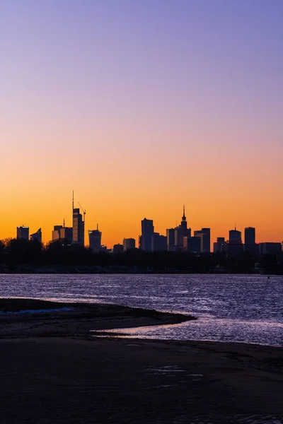 ポーランド ワルシャワ 都市のスカイラインの上に澄んだ夕暮れの空 川の景色 — ストック写真