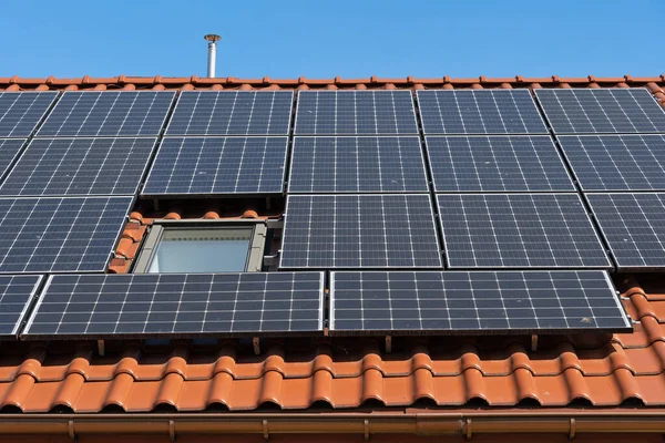 Pannelli Solari Installati Sul Tetto Della Casa Impianto Fotovoltaico Che — Foto Stock