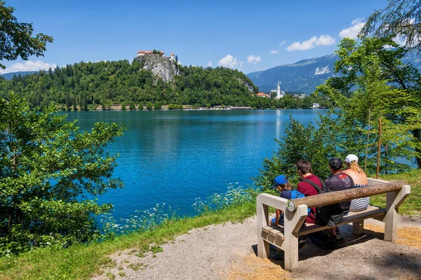 Bled Slovenia July 2022 Family Four Enjoy Scenic View Lake — Fotografia de Stock