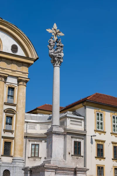 スロベニアのリュブリャナにある聖三位一体柱 1693年の疫病の列 1722年の石の彫刻は 父なる神 イエス マリア 聖霊を鳩の形で描いた — ストック写真