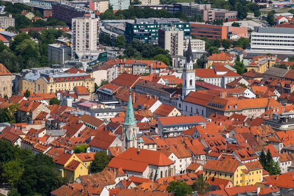 Slovenya Nın Celje Kenti Eski Kentin Kırmızı Kiremitli Çatılarının Üzerine — Stok fotoğraf